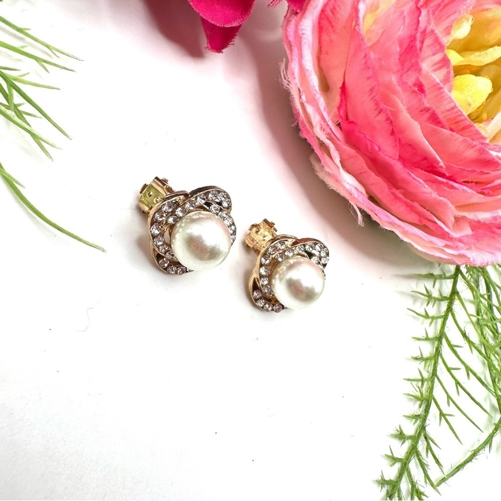 NEW⚜️Pearl & Crystal Embellished Cluster Clip Earrings - Picture 3 of 5
